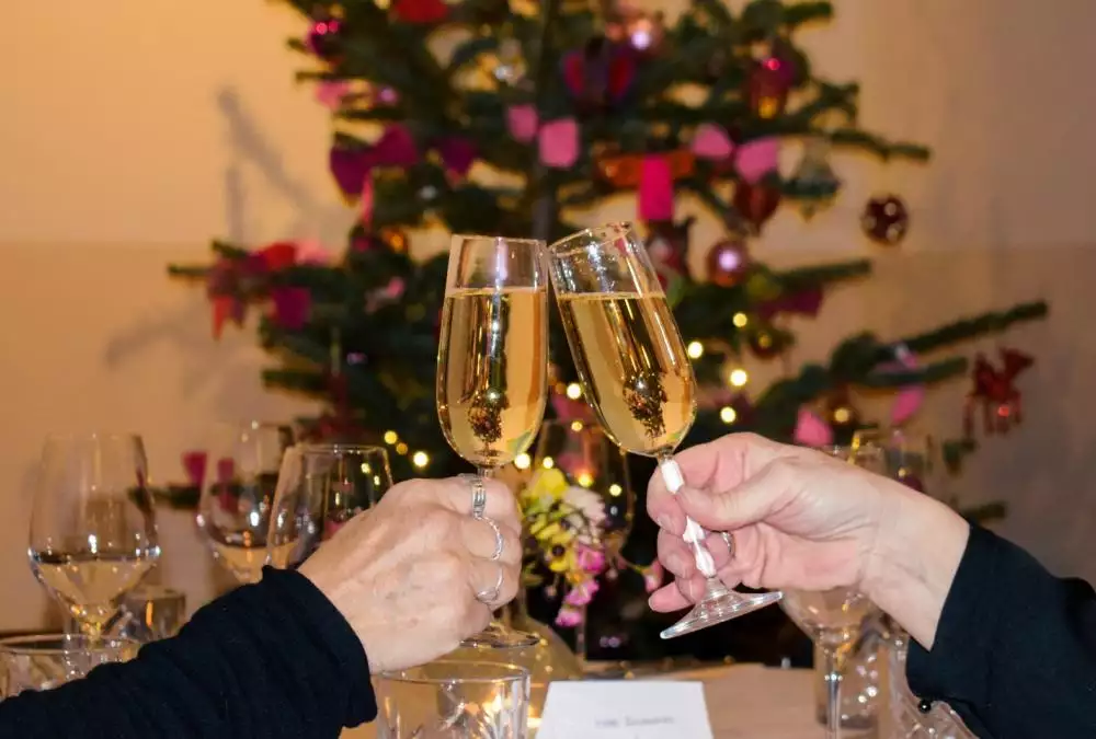 Champagne_toast_kerst2-cine_deskt.webp
