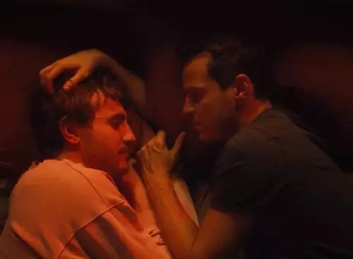 Allofusstrangersstill3_134274965583348004_big-cine_deskt.webp